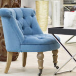 Мягкие стулья в интерьере комнаты