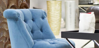 Мягкие стулья в интерьере комнаты