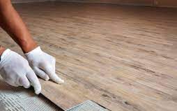 Тонкости процесса укладки кварцвиниловой плитки