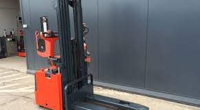 Преимущества самоходного штабелера для склада