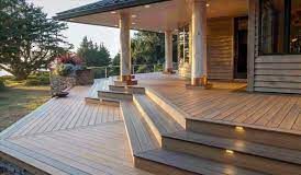 Особенности и преимущества ступеней из декинга