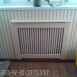 Экраны для батарей отопления из массива дерева в интерьере