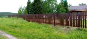 Особенности забора из металлического штакетника