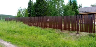 Особенности забора из металлического штакетника