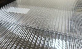 Особенности поликарбоната для козырьков