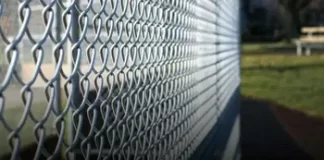 Металлическая сетка для забора – надежный выбор: советы по выбору и установке