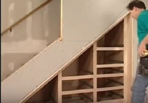 Как оформить пространство под лестницей: идеи + фото