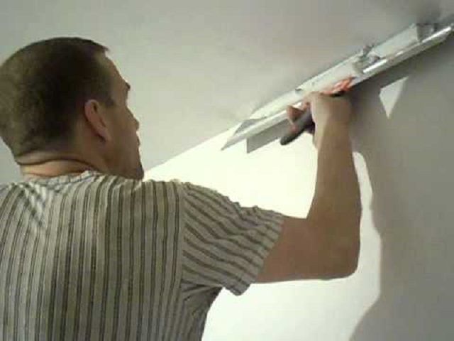 Как шпаклевать потолок под покраску: простая подробная инструкция