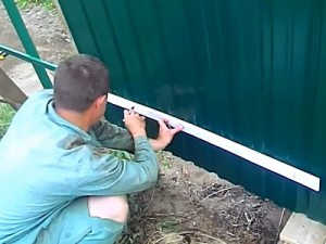 Как построить забор из профлиста своими руками: пошаговая инструкция и важные нюансы