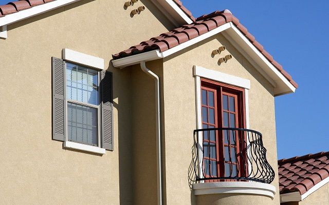 Отделочные материалы для фасадов частных домов: критерии выбора, фото дизайнерских решений