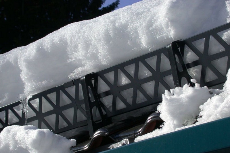 Рейтинг лучших снегозадержателей на крышу: какой лучше выбрать