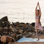 Летняя йога: как заниматься на пляже и не выглядеть нелепо