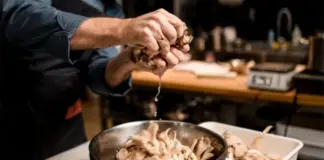 Убьют всех. Миколог Вишневский: очистки грибов класть в компост опасно