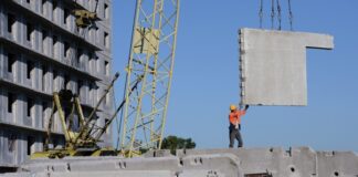 Более 50 тысяч участников студотрядов работают на стройобъектах в России