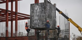 Зарплатные предложения в строительстве в России выросли на 22%