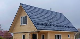 Строительство дома из бруса под усадку: этапы, сроки и ключевые особенности